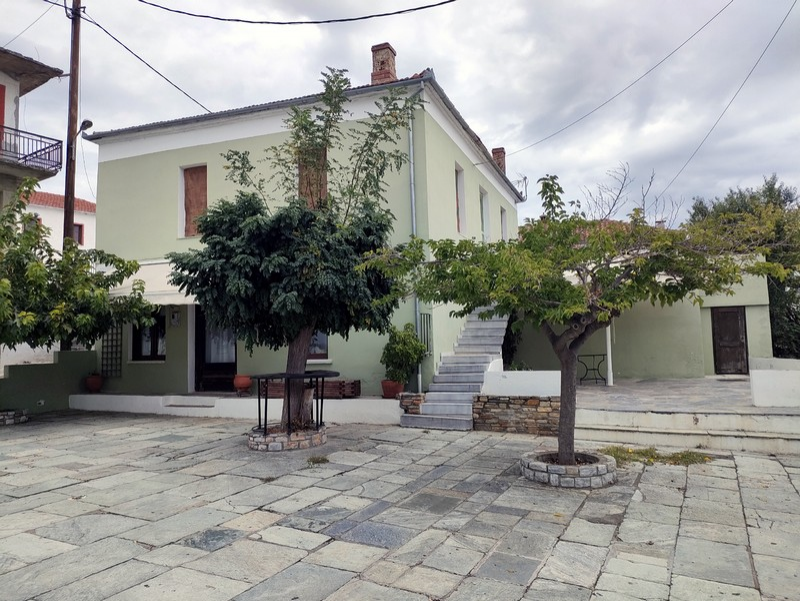 Trikeri Apartments